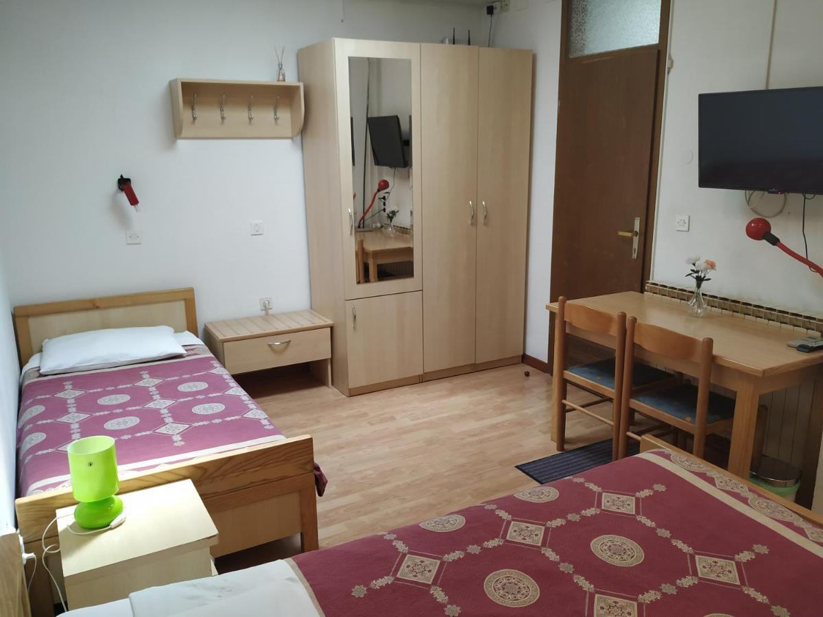 Accomodation Pertout Nova Gorica Bagian luar foto