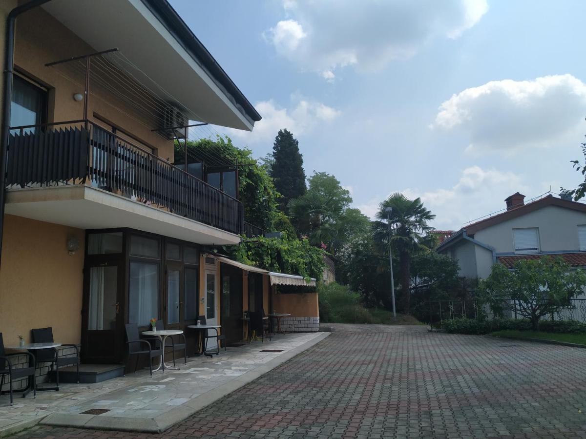 Accomodation Pertout Nova Gorica Bagian luar foto