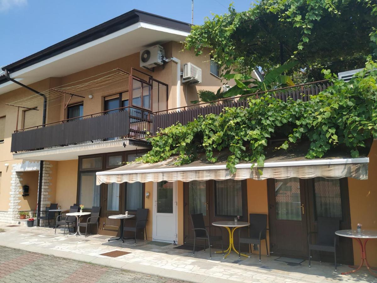 Accomodation Pertout Nova Gorica Bagian luar foto