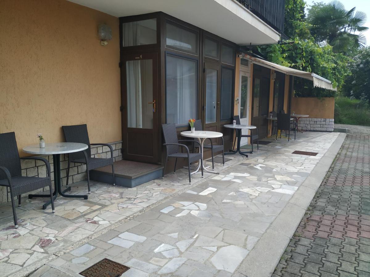 Accomodation Pertout Nova Gorica Bagian luar foto